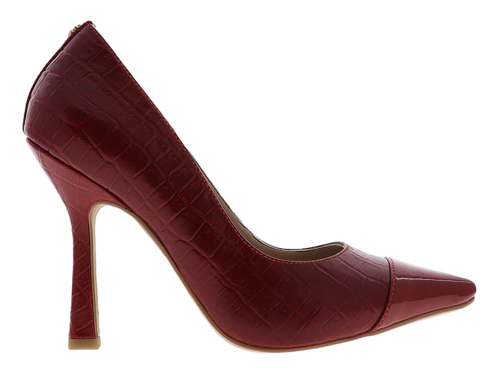 Zapato de tacón alto color rojo con textura de piel de caimán y punta en acabado brillante.