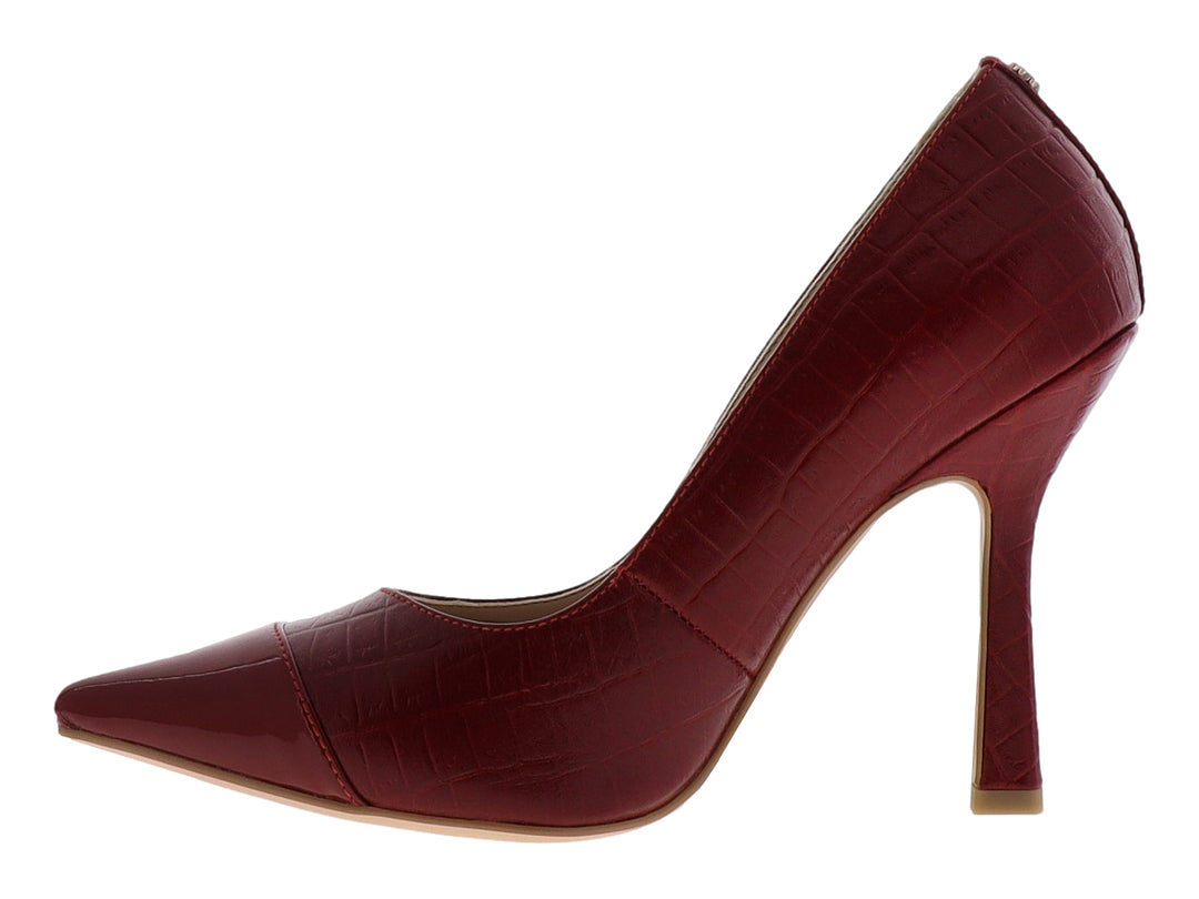 Zapato de tacón alto color rojo con textura de piel de caimán y punta en acabado brillante.