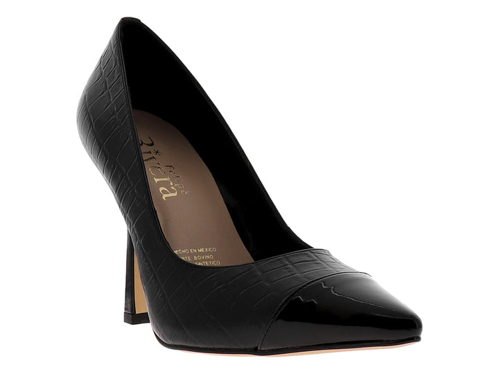 Zapato de tacón negro para mujer con textura de piel de cocodrilo y punta en acabado brillante.