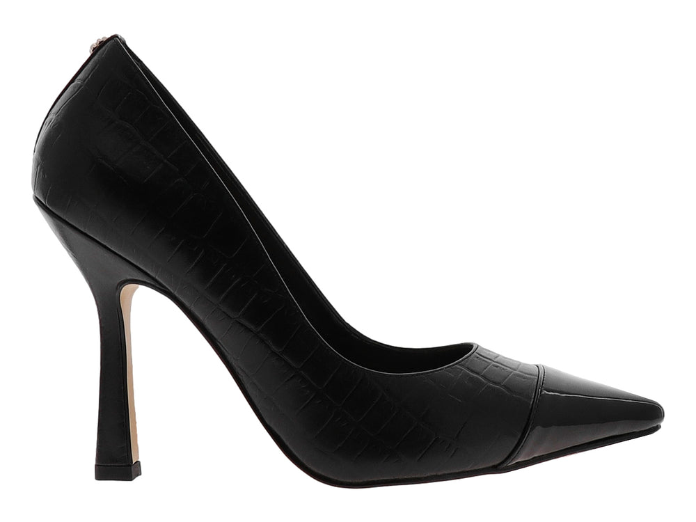 Zapato de tacón negro para mujer con textura de piel de cocodrilo y punta en acabado brillante.