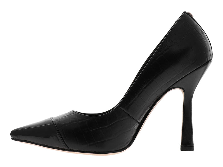 Zapato de tacón negro para mujer con textura de piel de cocodrilo y punta en acabado brillante.