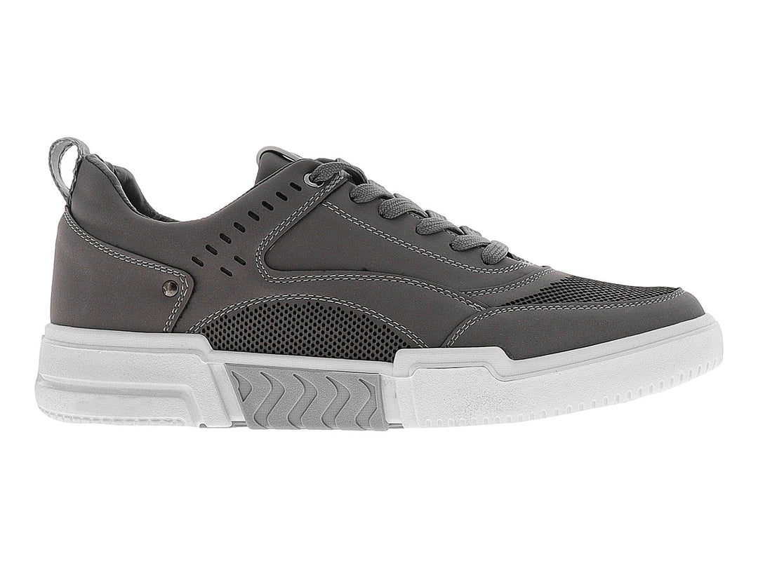 Tenis casuales color gris con suela blanca y detalles de malla transpirable.