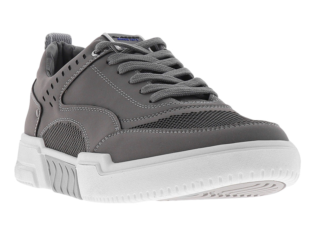 Tenis casuales color gris con suela blanca y detalles de malla transpirable.