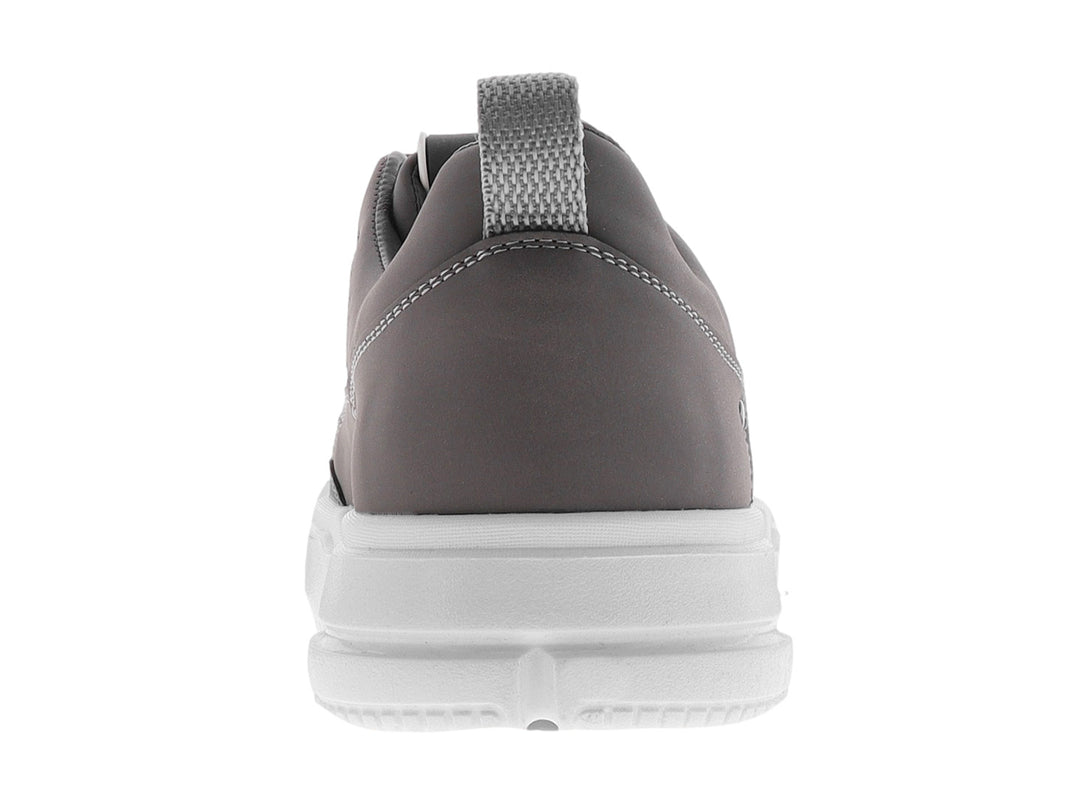 Tenis casuales color gris con suela blanca y detalles de malla transpirable.