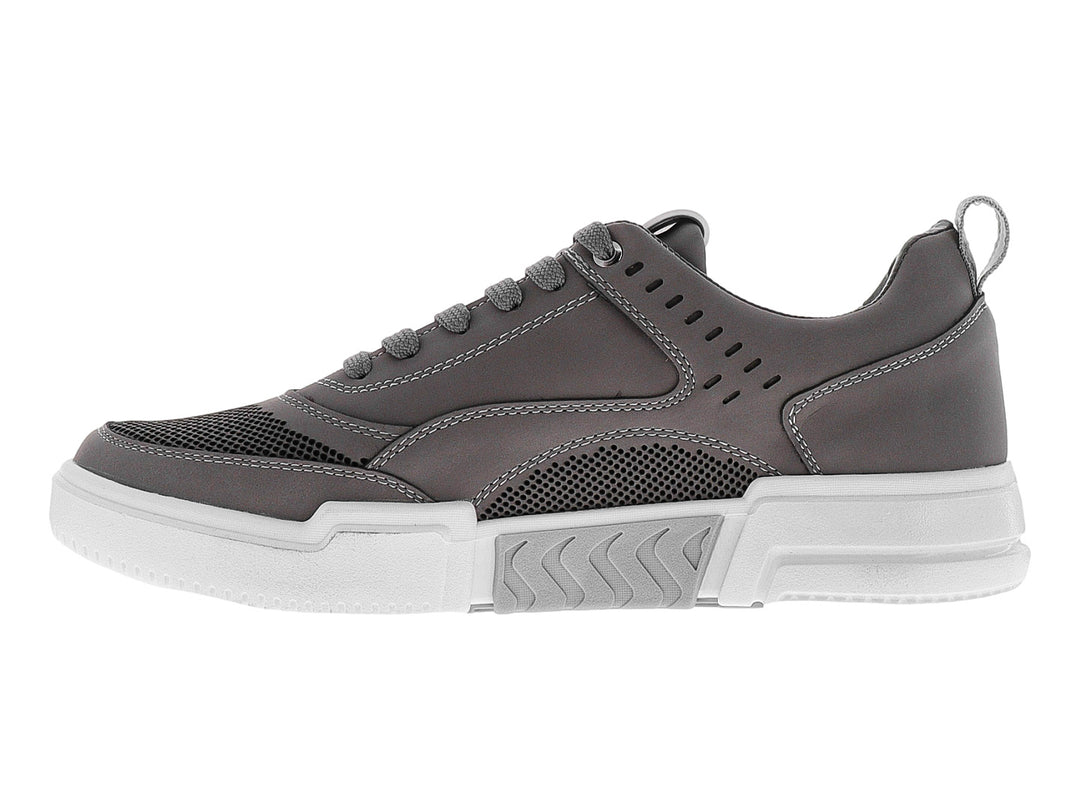 Tenis casuales color gris con suela blanca y detalles de malla transpirable.