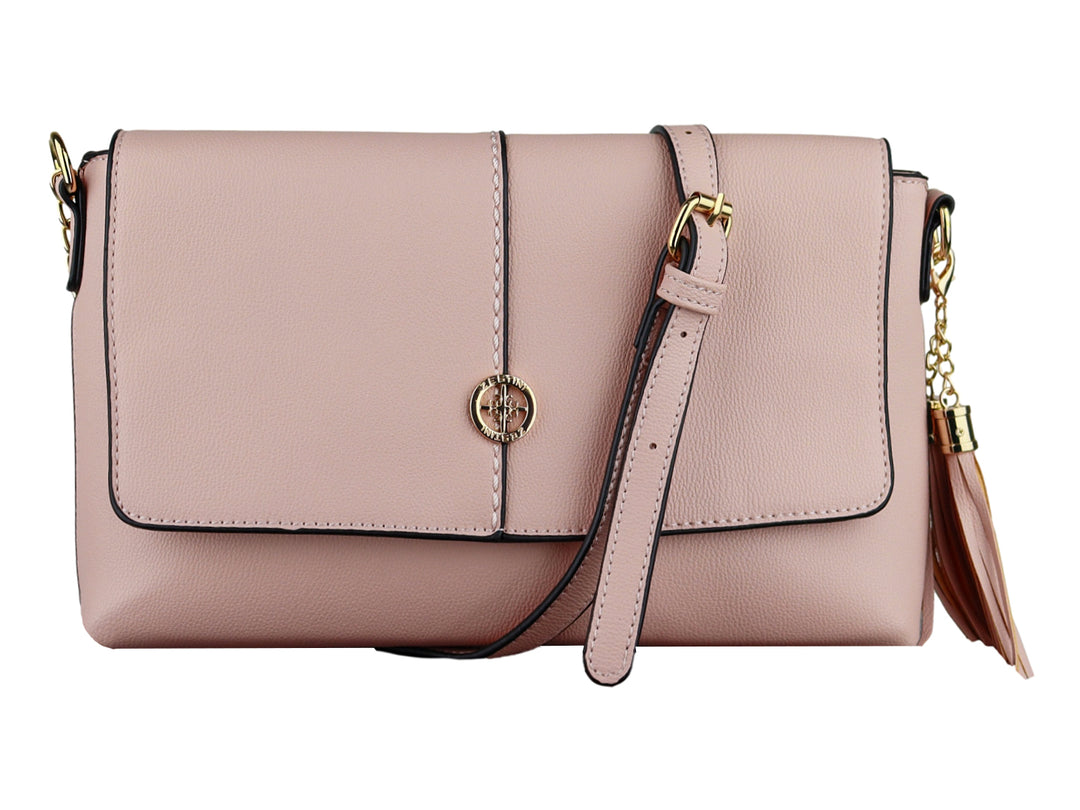 Bolso de hombro color rosa con herrajes dorados, correa ajustable y detalle de borla lateral.