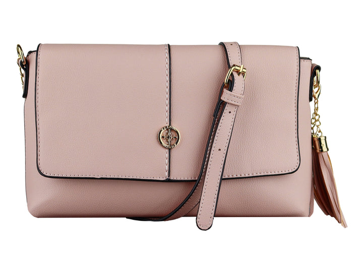 Bolso de hombro color rosa con herrajes dorados, correa ajustable y detalle de borla lateral.