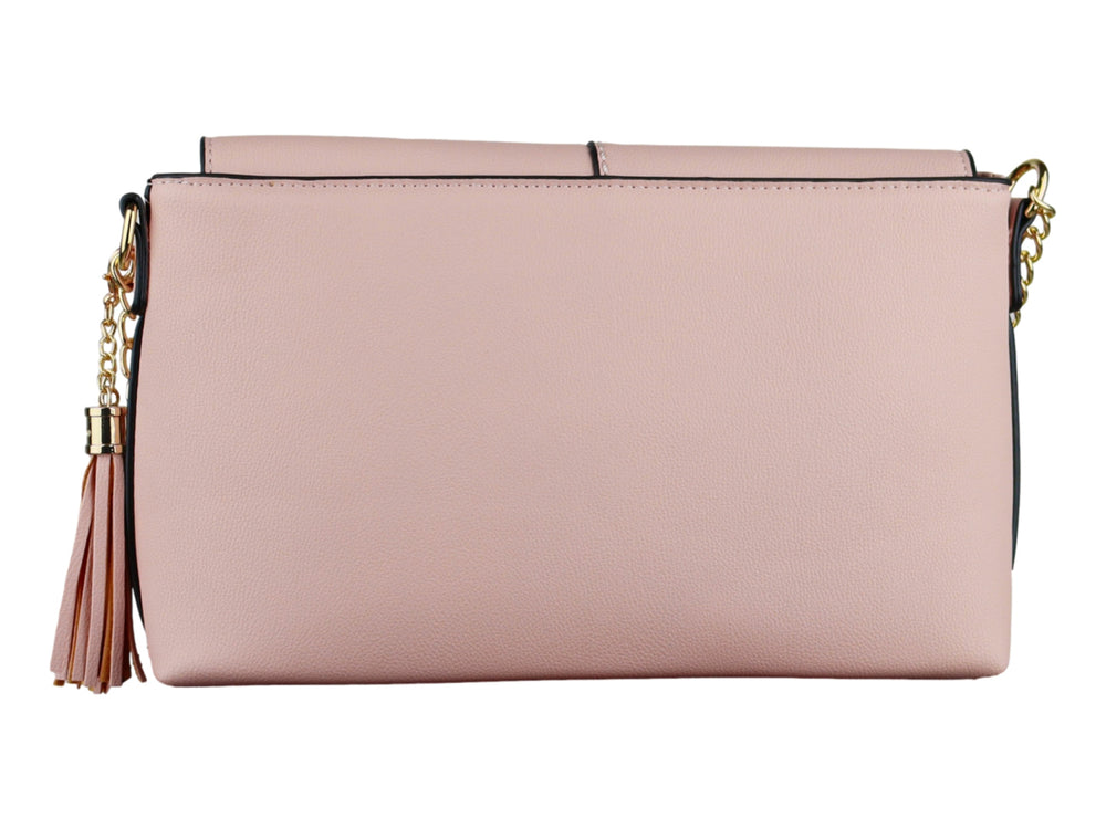 Bolso de hombro color rosa con herrajes dorados, correa ajustable y detalle de borla lateral.