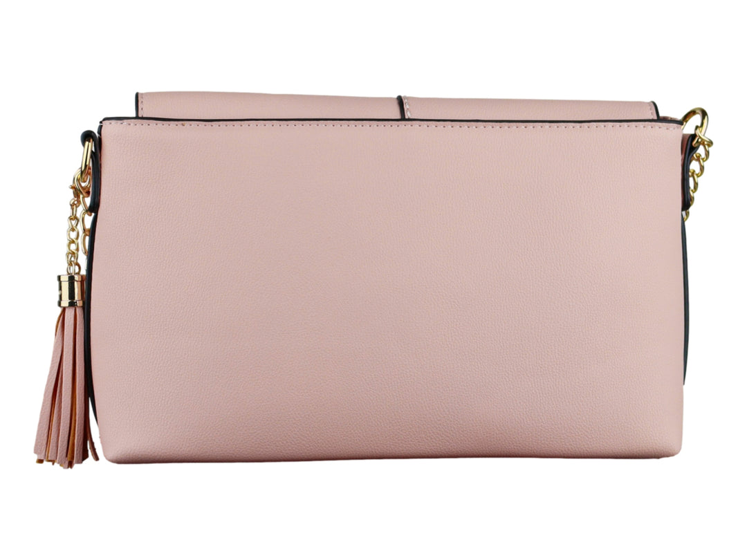 Bolso de hombro color rosa con herrajes dorados, correa ajustable y detalle de borla lateral.