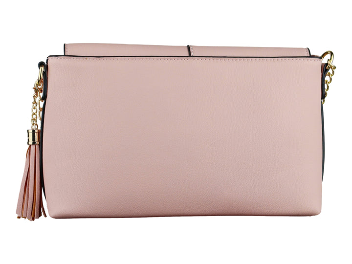 Bolso de hombro color rosa con herrajes dorados, correa ajustable y detalle de borla lateral.