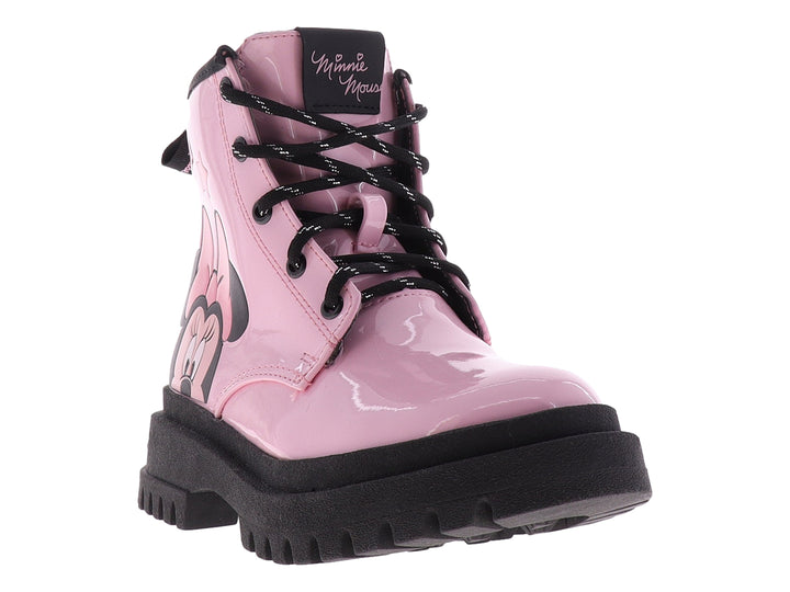 Bota infantil de charol rosa pastel con suela negra gruesa y diseño de Minnie Mouse.