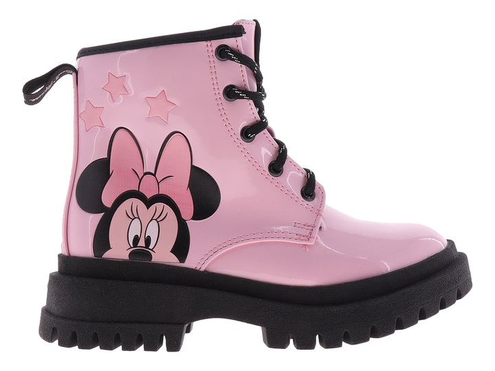 Bota infantil de charol rosa pastel con suela negra gruesa y diseño de Minnie Mouse.