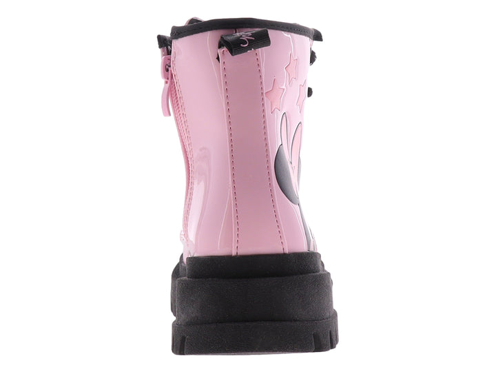 Bota infantil de charol rosa pastel con suela negra gruesa y diseño de Minnie Mouse.