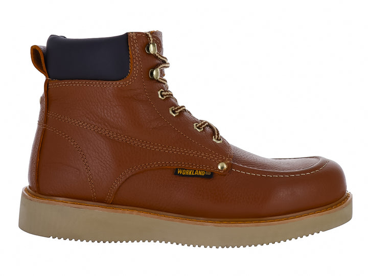 Bota de cuero color miel con cordones y suela gruesa color beige.