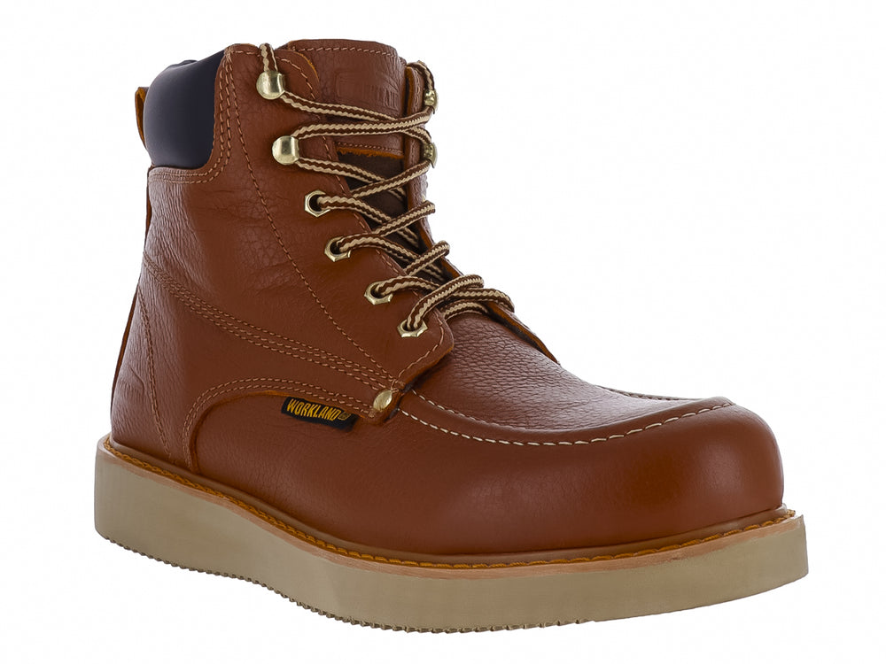 Bota de cuero color miel con cordones y suela gruesa color beige.