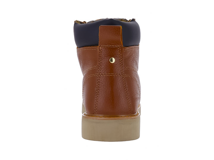 Bota de cuero color miel con cordones y suela gruesa color beige.