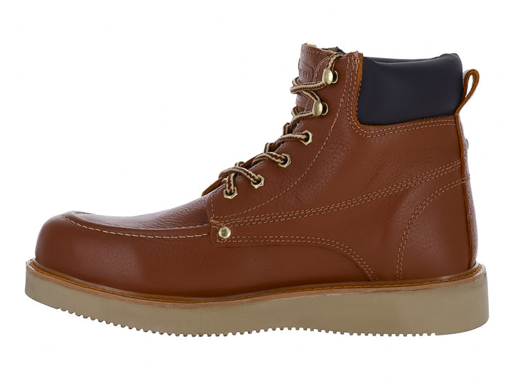 Bota de cuero color miel con cordones y suela gruesa color beige.