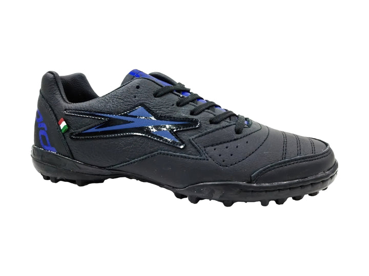 Zapato de fútbol turf color negro con detalles en azul rey y suela de goma con tacos pequeños.