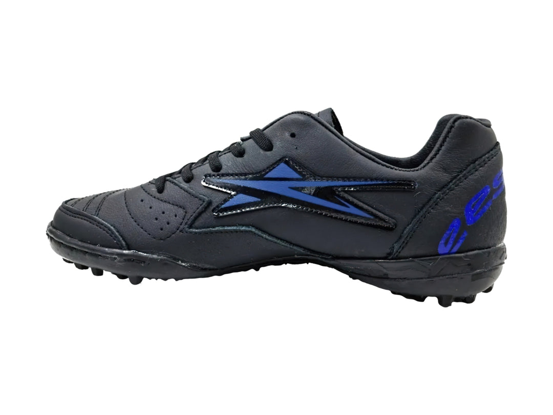 Zapato de fútbol turf color negro con detalles en azul rey y suela de goma con tacos pequeños.