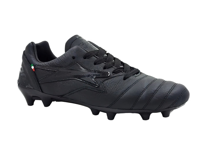 Zapato de fútbol color negro con tacos para pasto y detalle de bandera italiana en el talón.