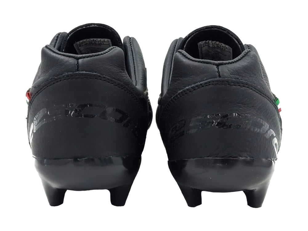 Zapato de fútbol color negro con tacos para pasto y detalle de bandera italiana en el talón.