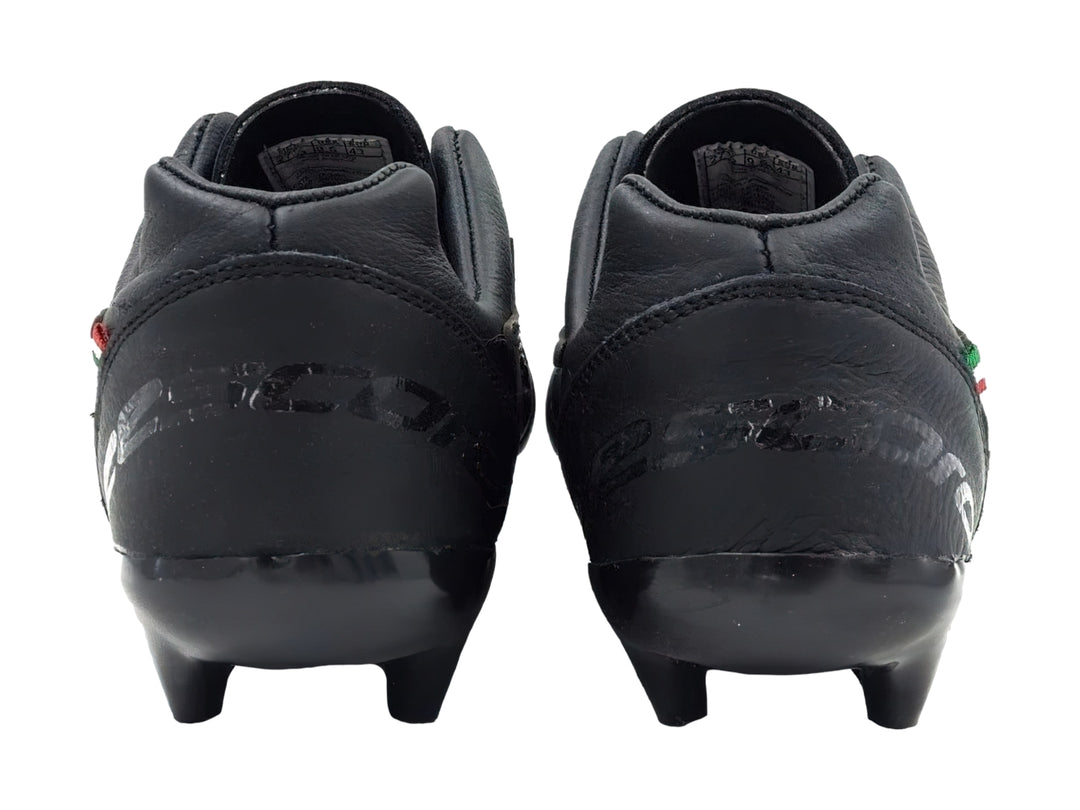 Zapato de fútbol color negro con tacos para pasto y detalle de bandera italiana en el talón.