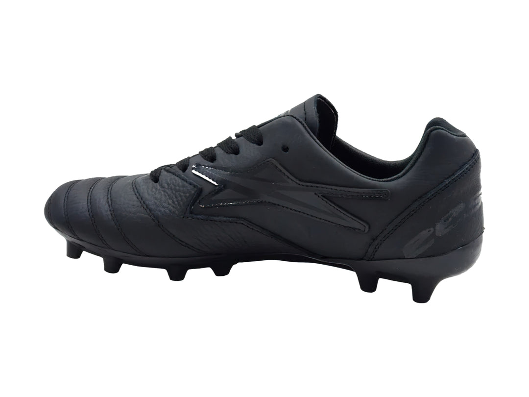 Zapato de fútbol color negro con tacos para pasto y detalle de bandera italiana en el talón.