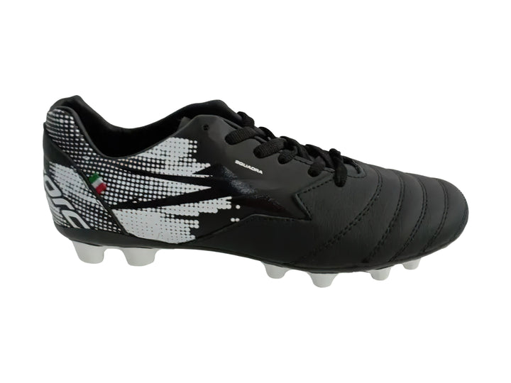 Botín de fútbol color negro con diseño gráfico blanco y suela de tacos blancos.