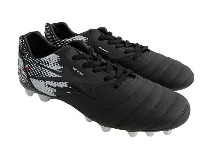 Botín de fútbol color negro con diseño gráfico blanco y suela de tacos blancos.