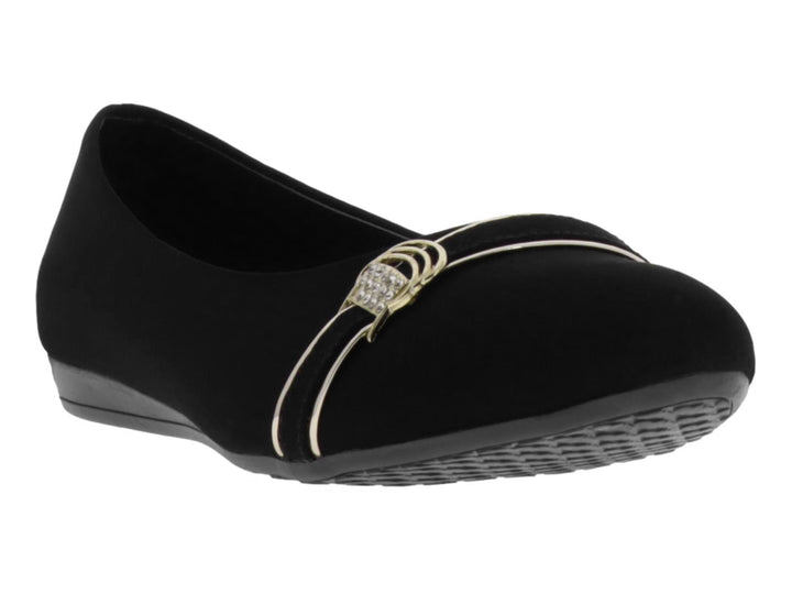 Zapato plano color negro para mujer con detalle decorativo en tono dorado sobre el empeine.