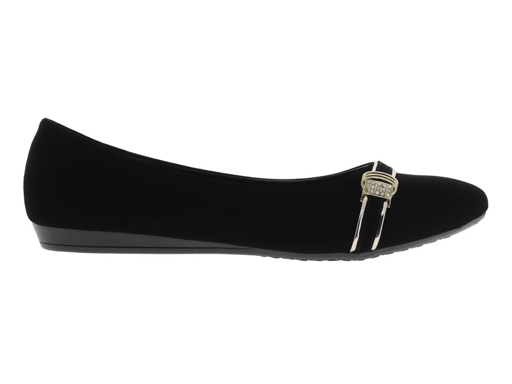 Zapato plano color negro para mujer con detalle decorativo en tono dorado sobre el empeine.