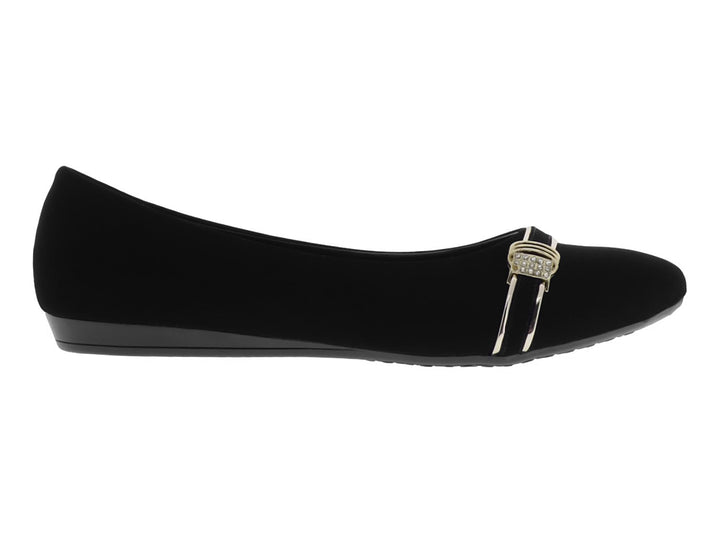 Zapato plano color negro para mujer con detalle decorativo en tono dorado sobre el empeine.