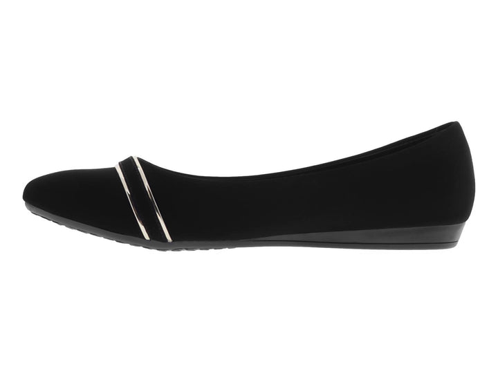 Zapato plano color negro para mujer con detalle decorativo en tono dorado sobre el empeine.