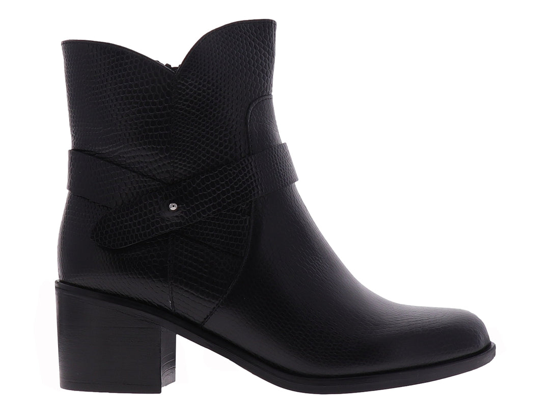 Bota casual negra para mujer con tacón cuadrado y correa decorativa en el tobillo.