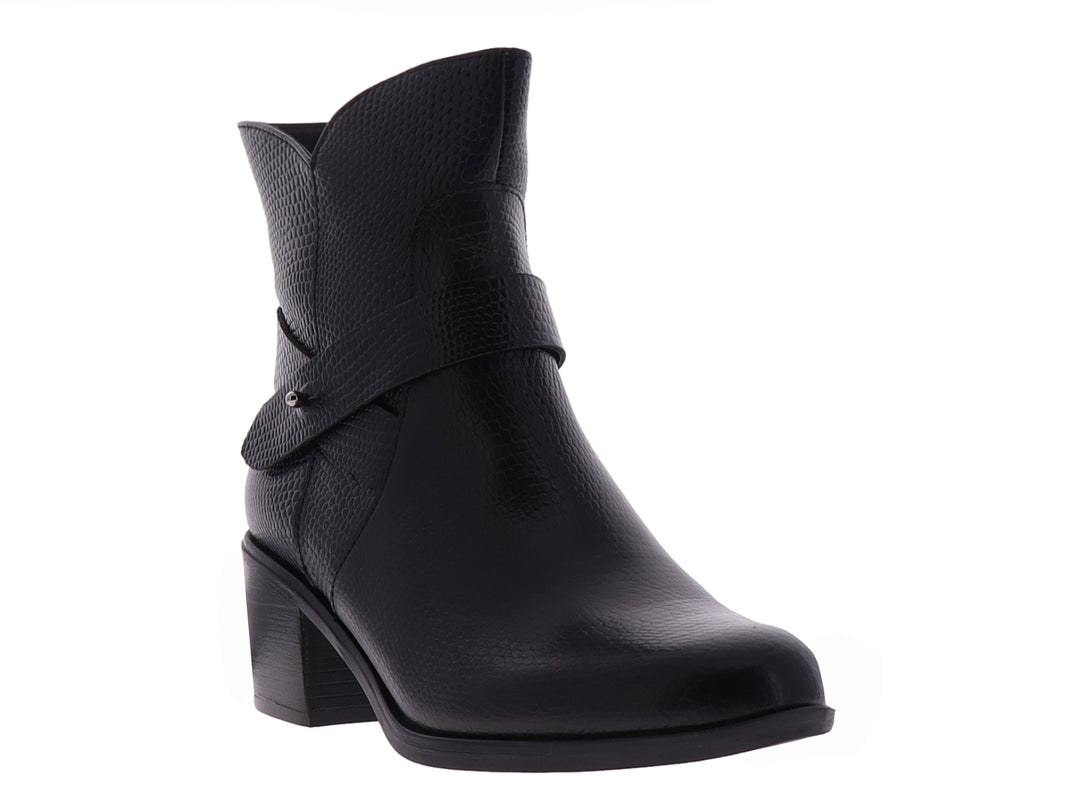 Bota casual negra para mujer con tacón cuadrado y correa decorativa en el tobillo.