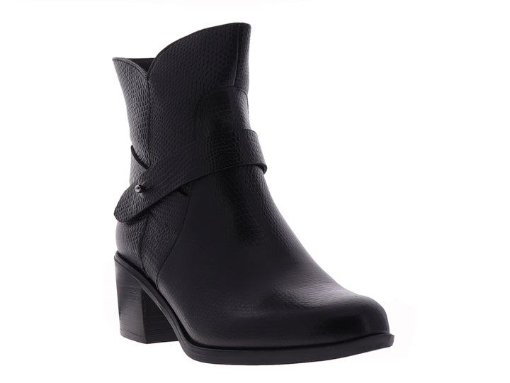 Bota casual negra para mujer con tacón cuadrado y correa decorativa en el tobillo.