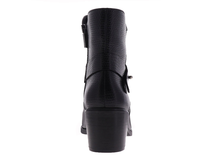 Bota casual negra para mujer con tacón cuadrado y correa decorativa en el tobillo.