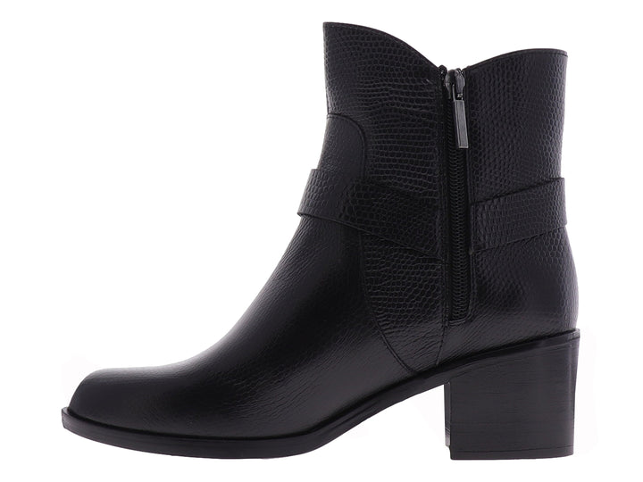 Bota casual negra para mujer con tacón cuadrado y correa decorativa en el tobillo.