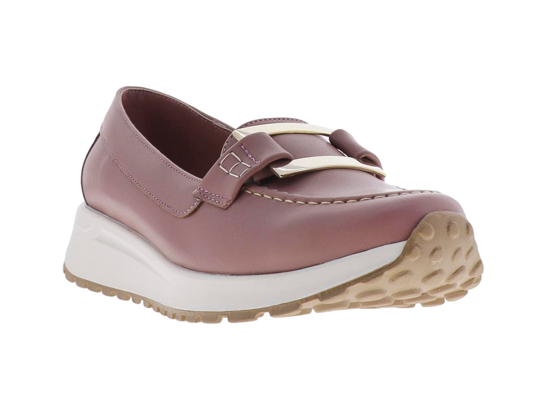 Zapato estilo mocasín color mauve con suela blanca y detalle de goma beige en la punta.