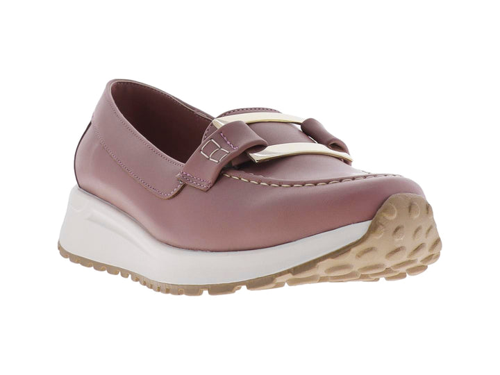 Zapato estilo mocasín color mauve con suela blanca y detalle de goma beige en la punta.