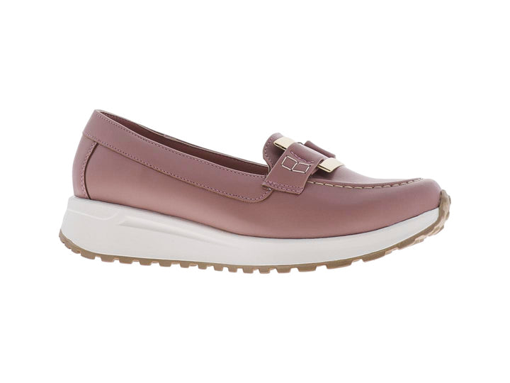 Zapato estilo mocasín color mauve con suela blanca y detalle de goma beige en la punta.