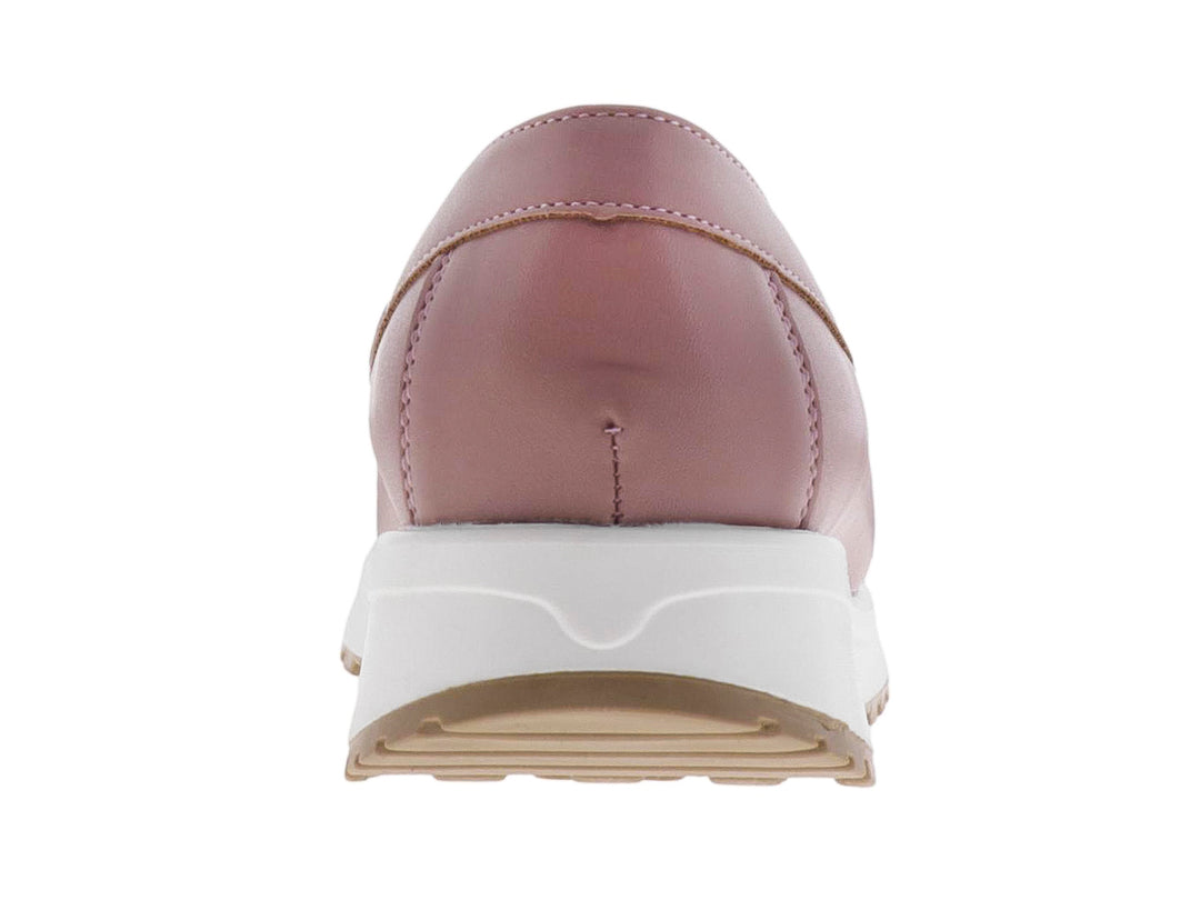 Zapato estilo mocasín color mauve con suela blanca y detalle de goma beige en la punta.