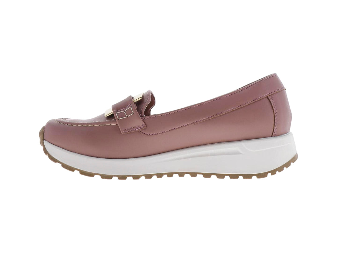 Zapato estilo mocasín color mauve con suela blanca y detalle de goma beige en la punta.