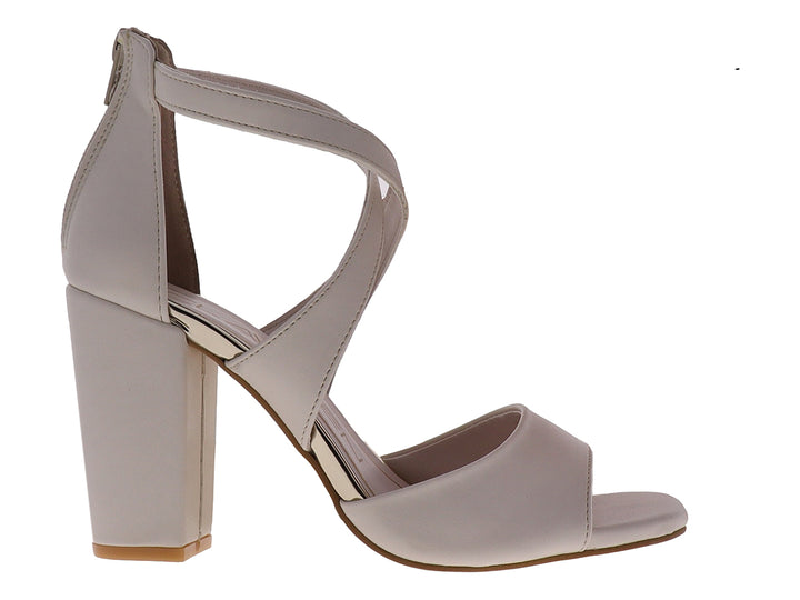 Sandalia beige para mujer con tacón cuadrado y tiras cruzadas sobre el empeine y tobillo.