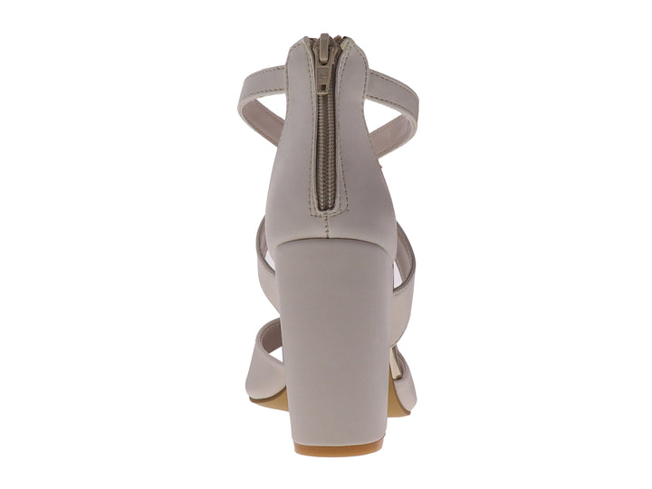 Sandalia beige para mujer con tacón cuadrado y tiras cruzadas sobre el empeine y tobillo.