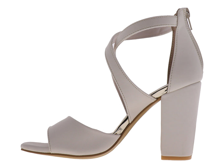 Sandalia beige para mujer con tacón cuadrado y tiras cruzadas sobre el empeine y tobillo.