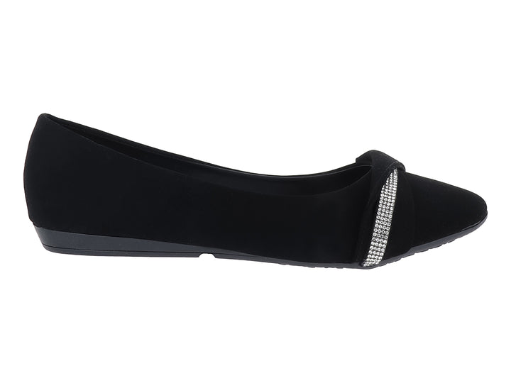 Zapato plano negro con tira decorativa de brillantes en el empeine.