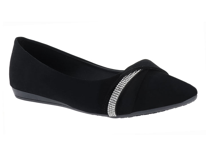 Zapato plano negro con tira decorativa de brillantes en el empeine.