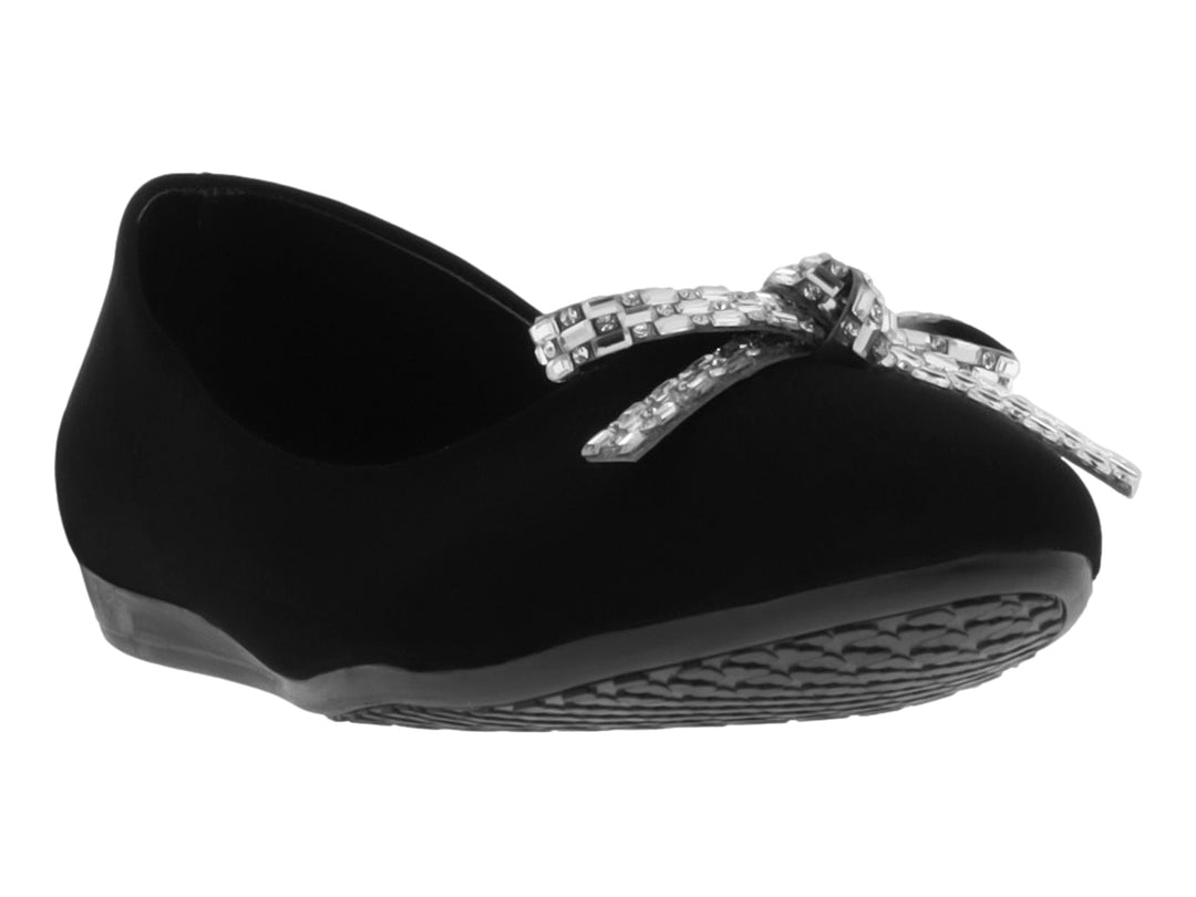 Zapato tipo ballerina color negro con moño decorativo brillante en la parte superior.