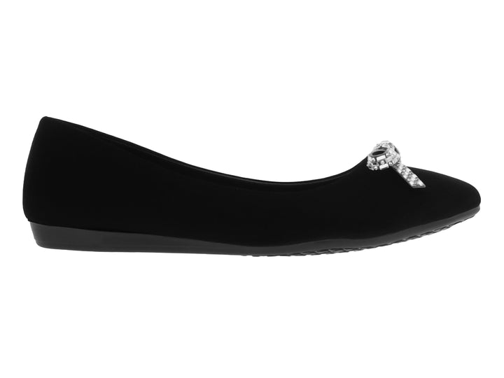 Zapato tipo ballerina color negro con moño decorativo brillante en la parte superior.